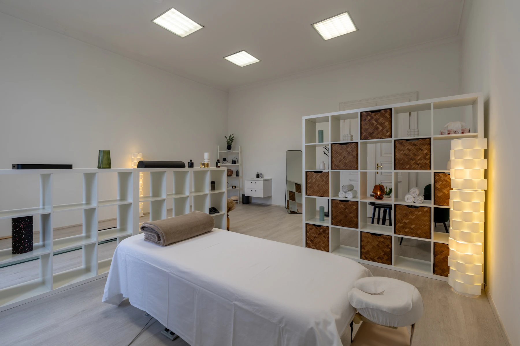 Kristal berraklığından ilham alan modern spa odası